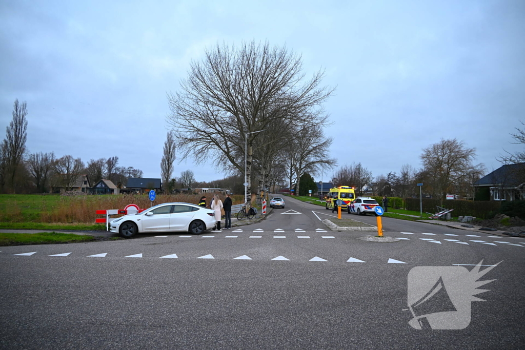 Twee personenwagens botsen op kruispunt