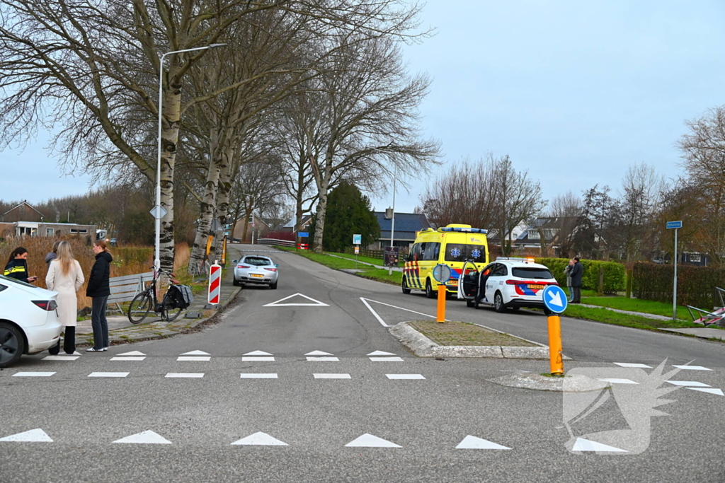 Twee personenwagens botsen op kruispunt