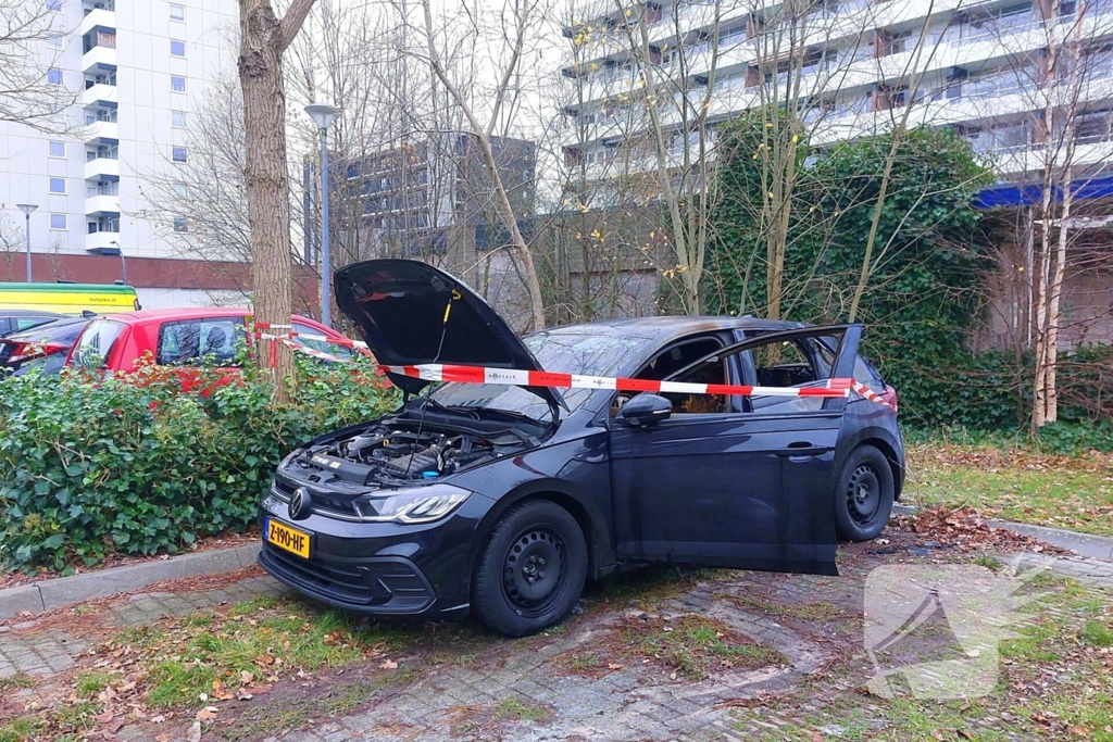 Geparkeerde auto verwoest door brand