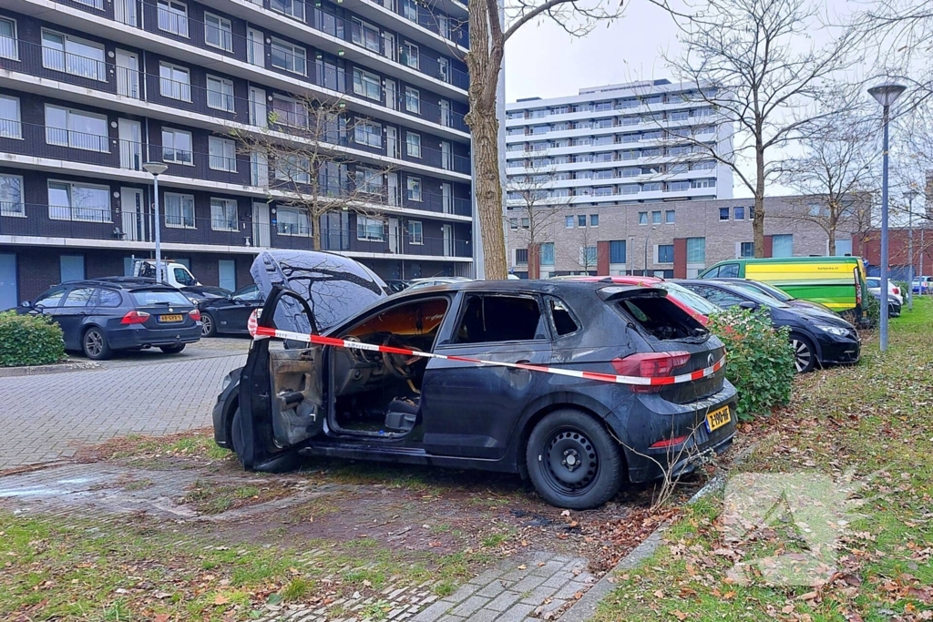 Geparkeerde auto verwoest door brand