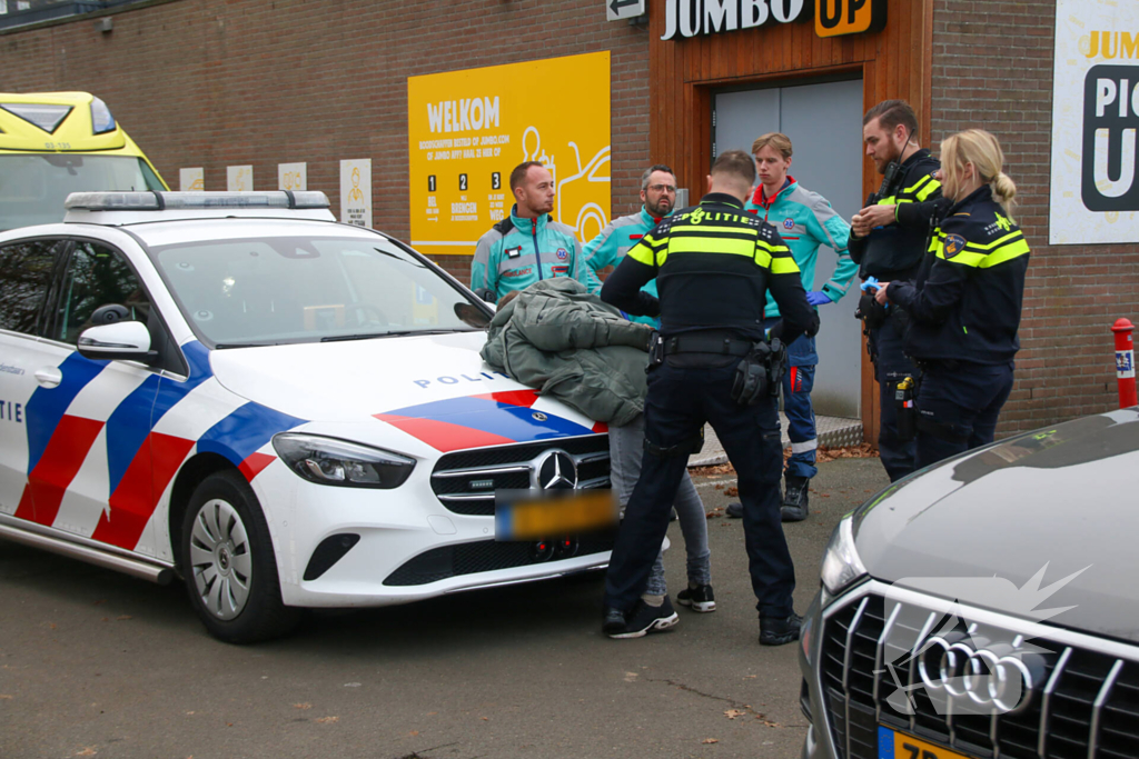 Gewonde na mishandeling valt ambulancemedewerkers aan