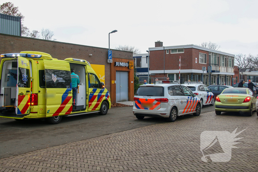 Gewonde na mishandeling valt ambulancemedewerkers aan