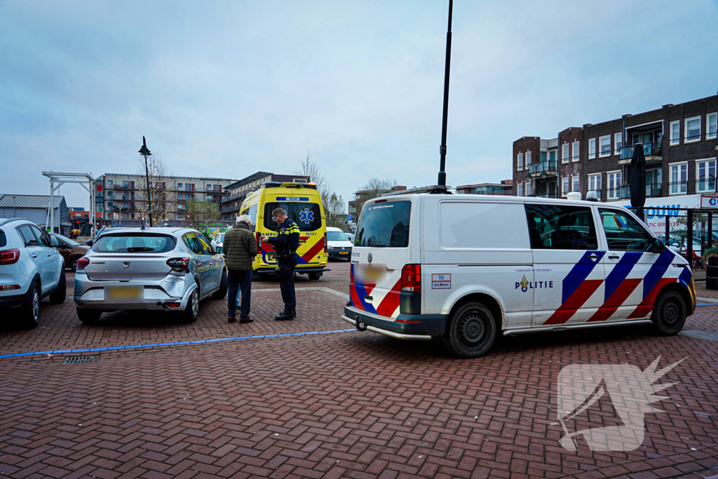 Twee personenwagens botsen op parkeerplaats