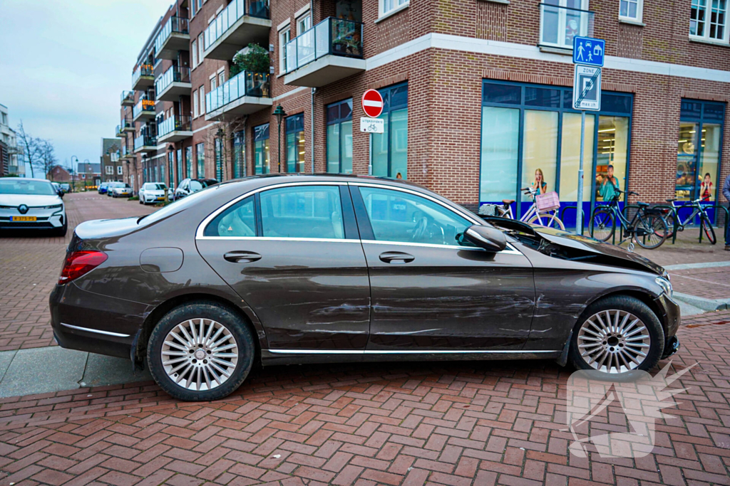 Twee personenwagens botsen op parkeerplaats