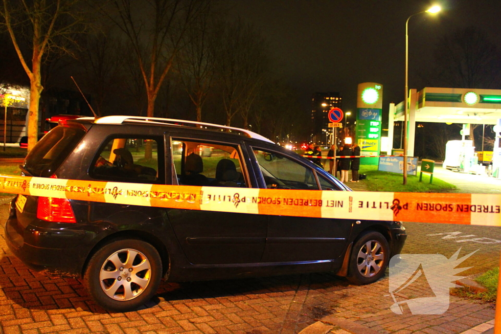 Auto raakt rand op rotonde en lekt benzine