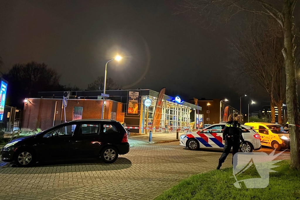 Auto raakt rand op rotonde en lekt benzine