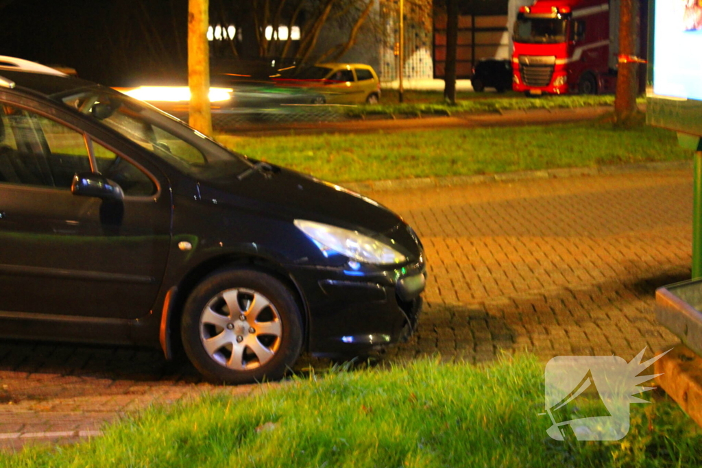 Auto raakt rand op rotonde en lekt benzine