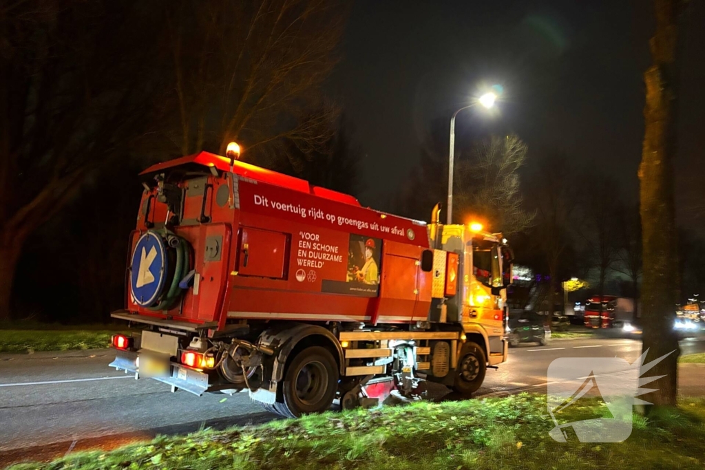 Auto raakt rand op rotonde en lekt benzine