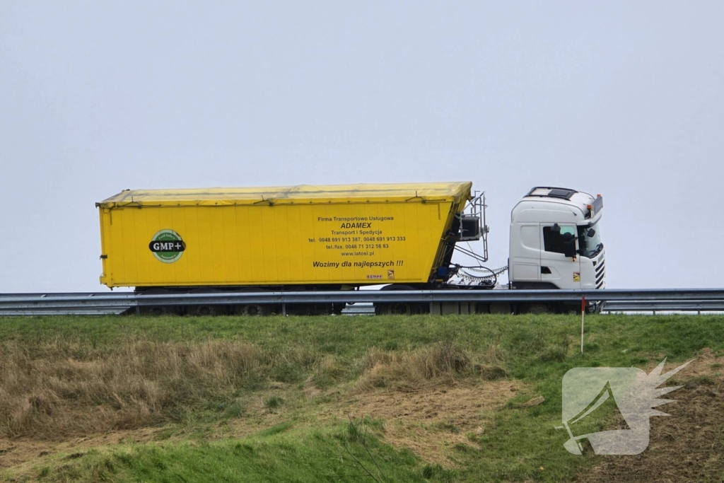 Vrachtwagen weggezakt in berm