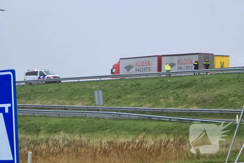 Vrachtwagen weggezakt in berm