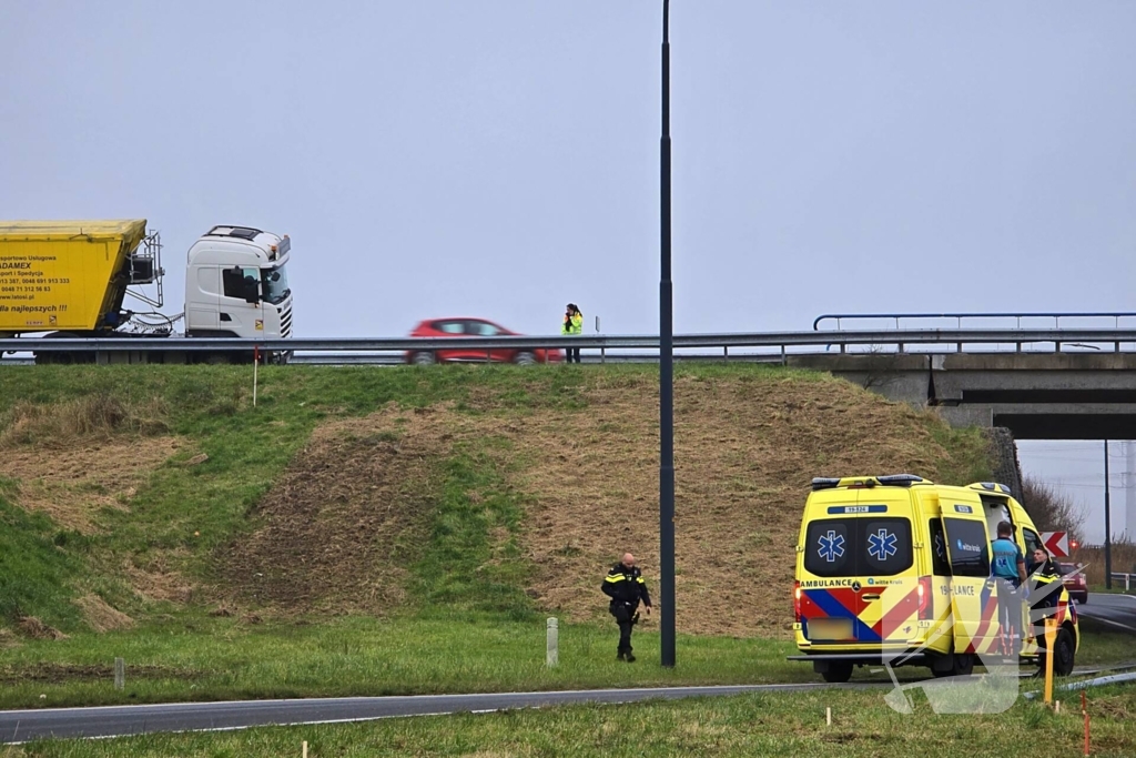 Vrachtwagen weggezakt in berm