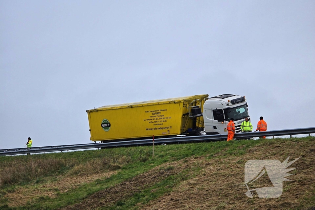 Vrachtwagen weggezakt in berm