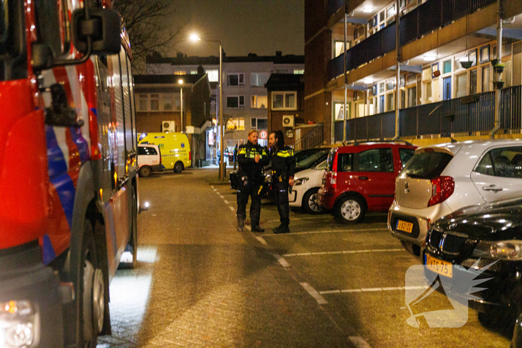 Brandweer schaalt op bij woningbrand