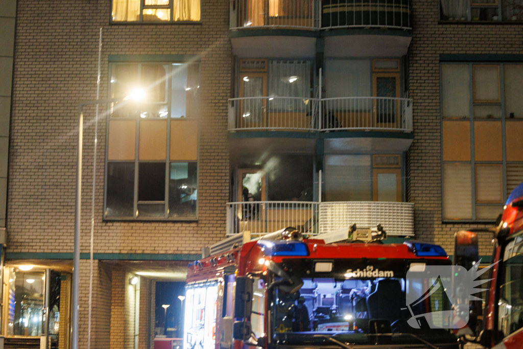 Brandweer schaalt op bij woningbrand