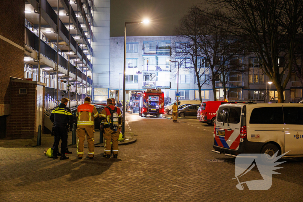 Brandweer schaalt op bij woningbrand