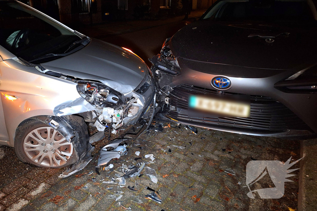 Bestuurder ramt geparkeerde auto