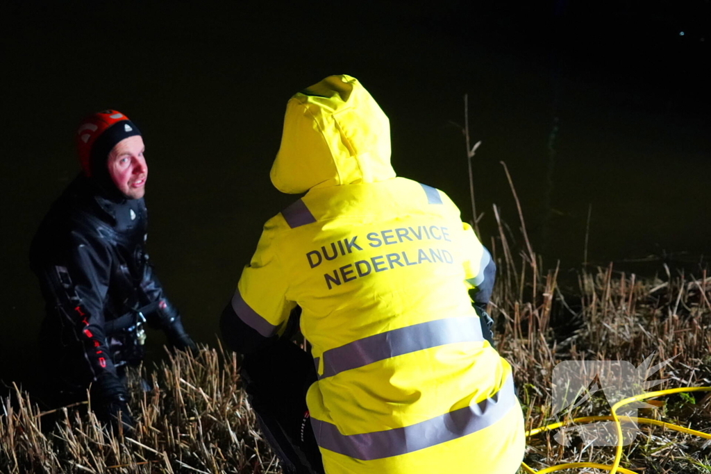 Duikers ingezet om auto boven water te krijgen