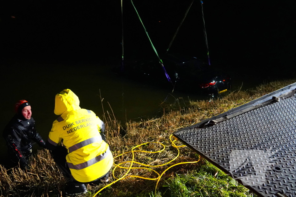 Duikers ingezet om auto boven water te krijgen