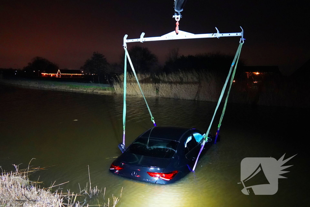 Duikers ingezet om auto boven water te krijgen