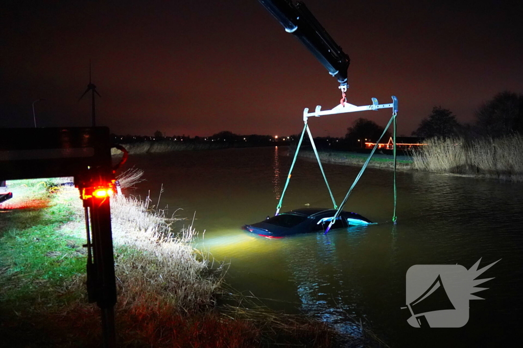 Duikers ingezet om auto boven water te krijgen