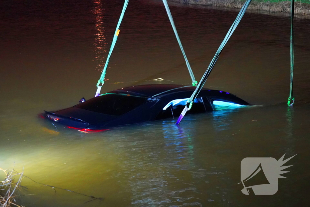 Duikers ingezet om auto boven water te krijgen