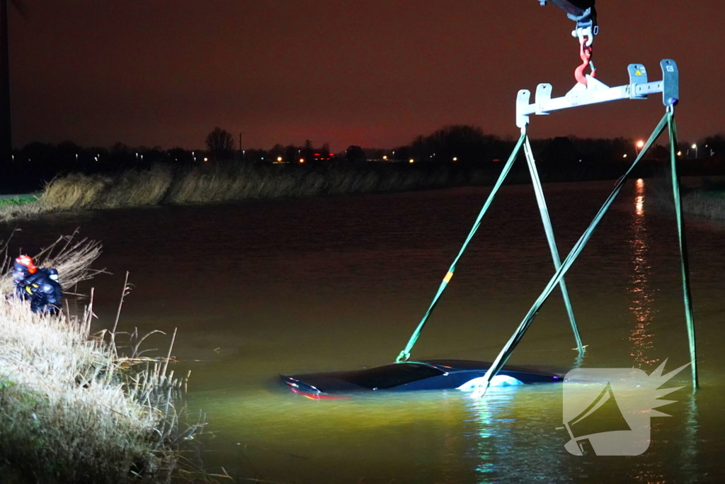 Duikers ingezet om auto boven water te krijgen