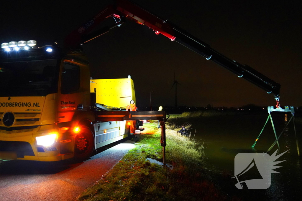 Duikers ingezet om auto boven water te krijgen