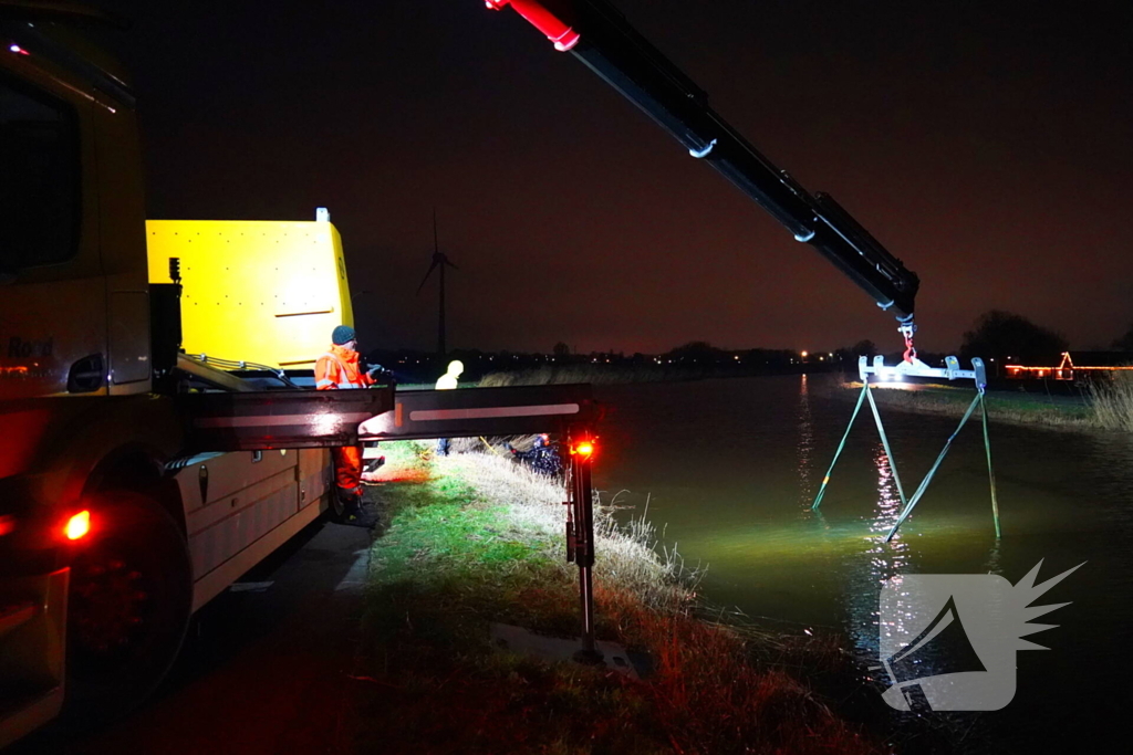 Duikers ingezet om auto boven water te krijgen