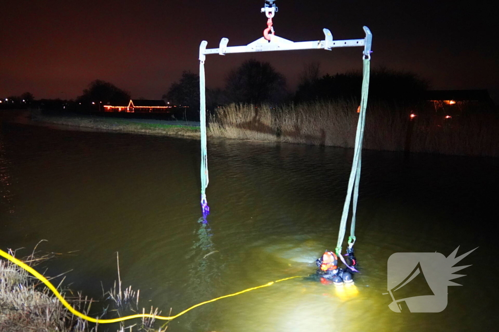 Duikers ingezet om auto boven water te krijgen