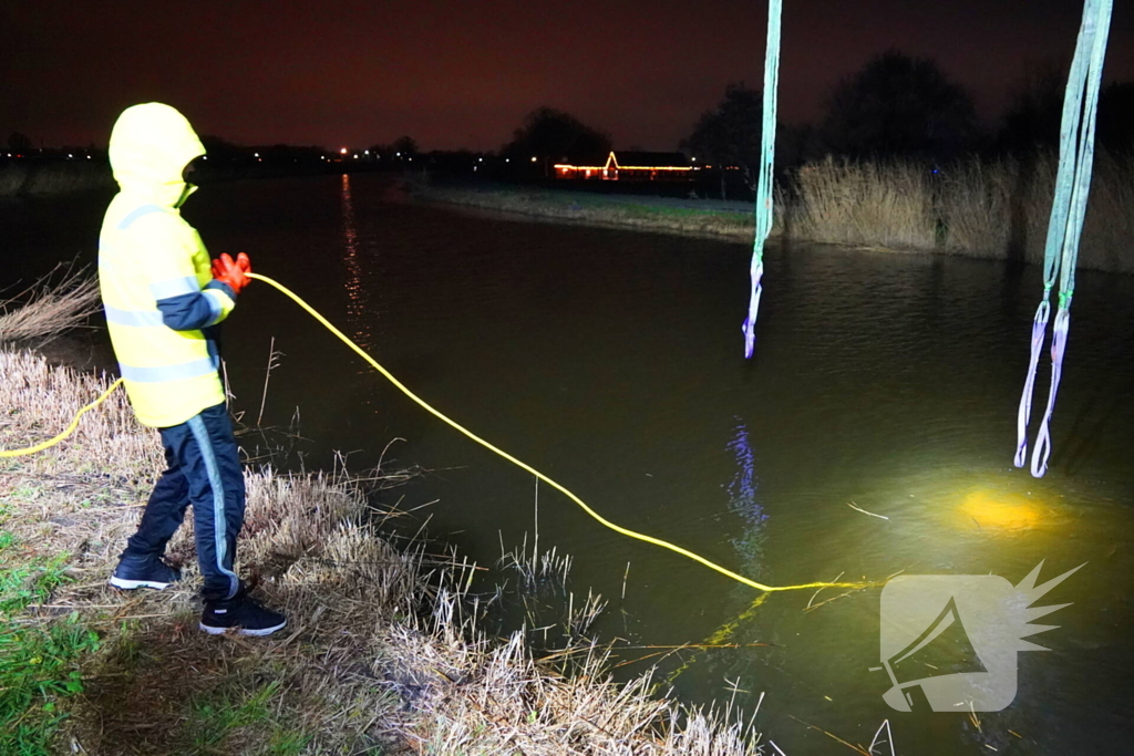 Duikers ingezet om auto boven water te krijgen