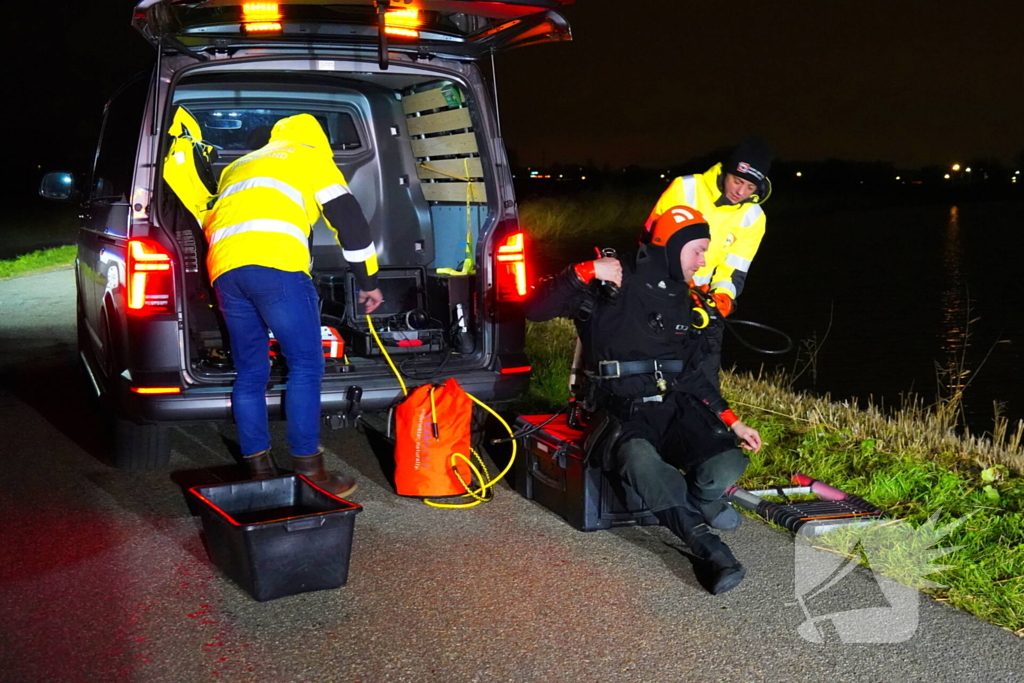 Duikers ingezet om auto boven water te krijgen