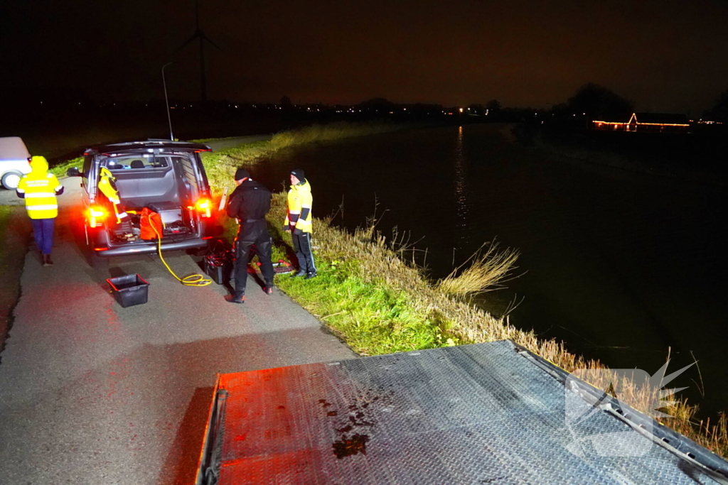 Duikers ingezet om auto boven water te krijgen