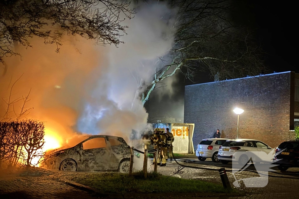 Geparkeerde personenwagens volledig uitgebrand