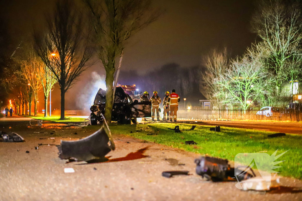 Auto vliegt in brand na ongeval