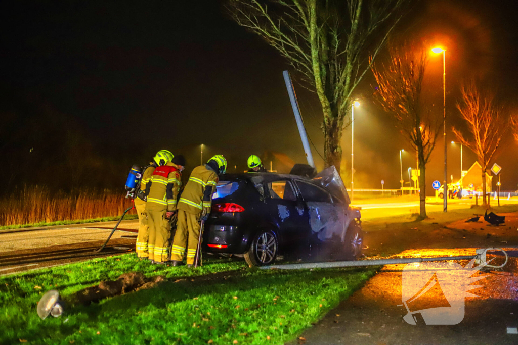 Auto vliegt in brand na ongeval