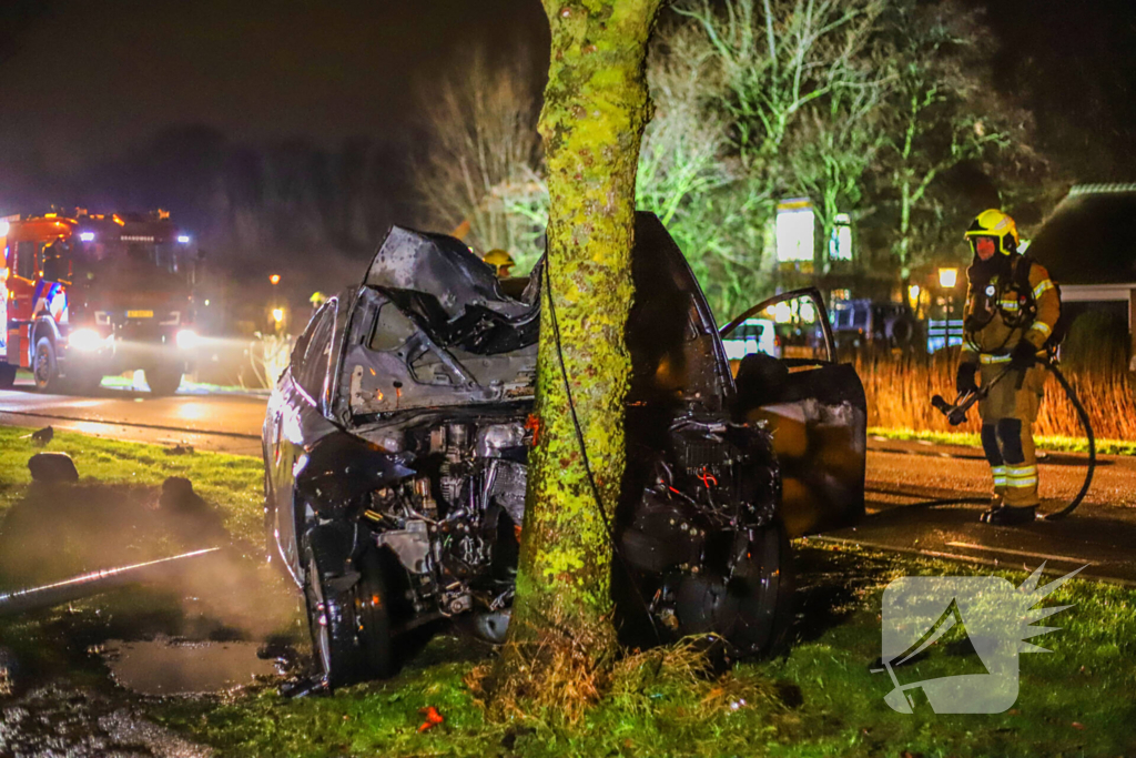 Auto vliegt in brand na ongeval