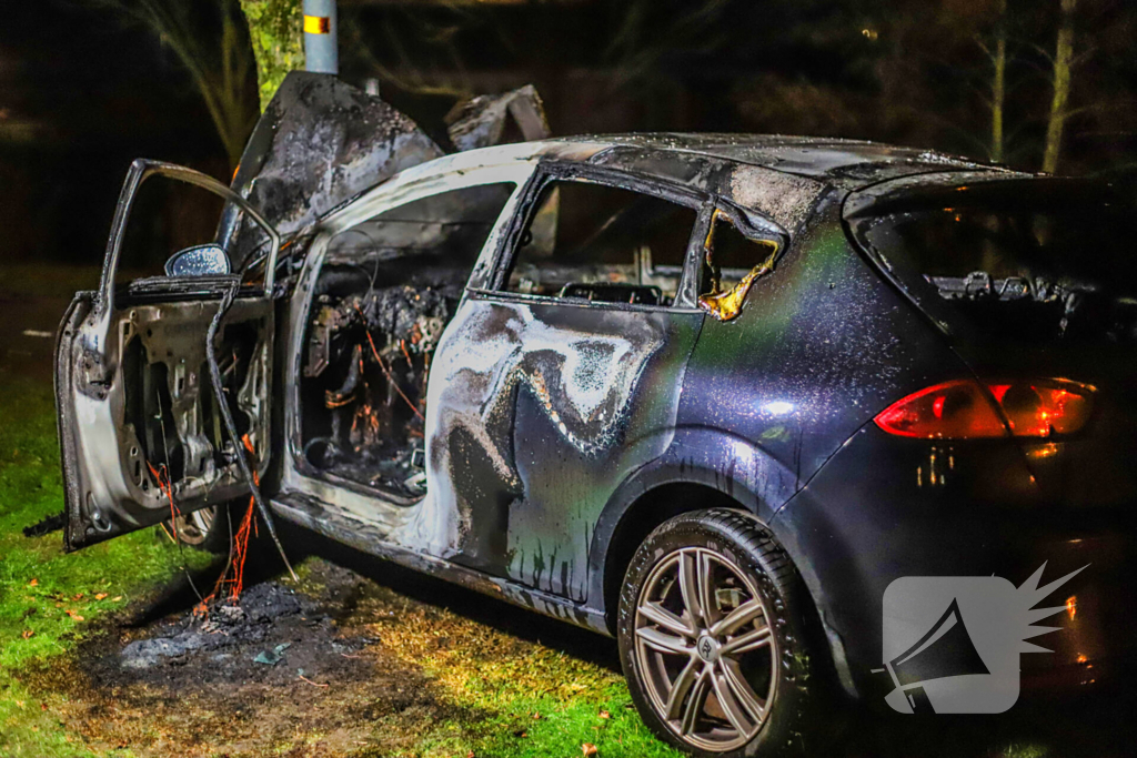 Auto vliegt in brand na ongeval