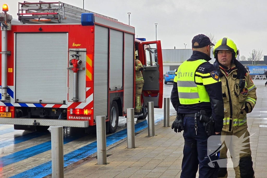 XL supermarkt ontruimd wegens brandgeur