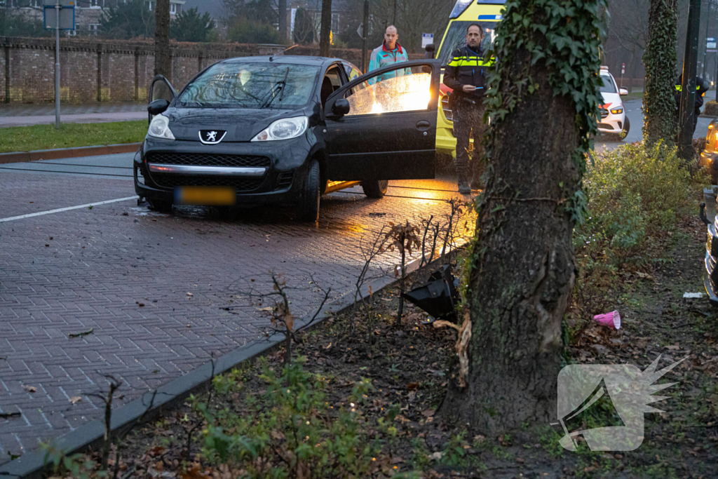 Gewonde nadat auto uit bocht vliegt en tegen boom klapt