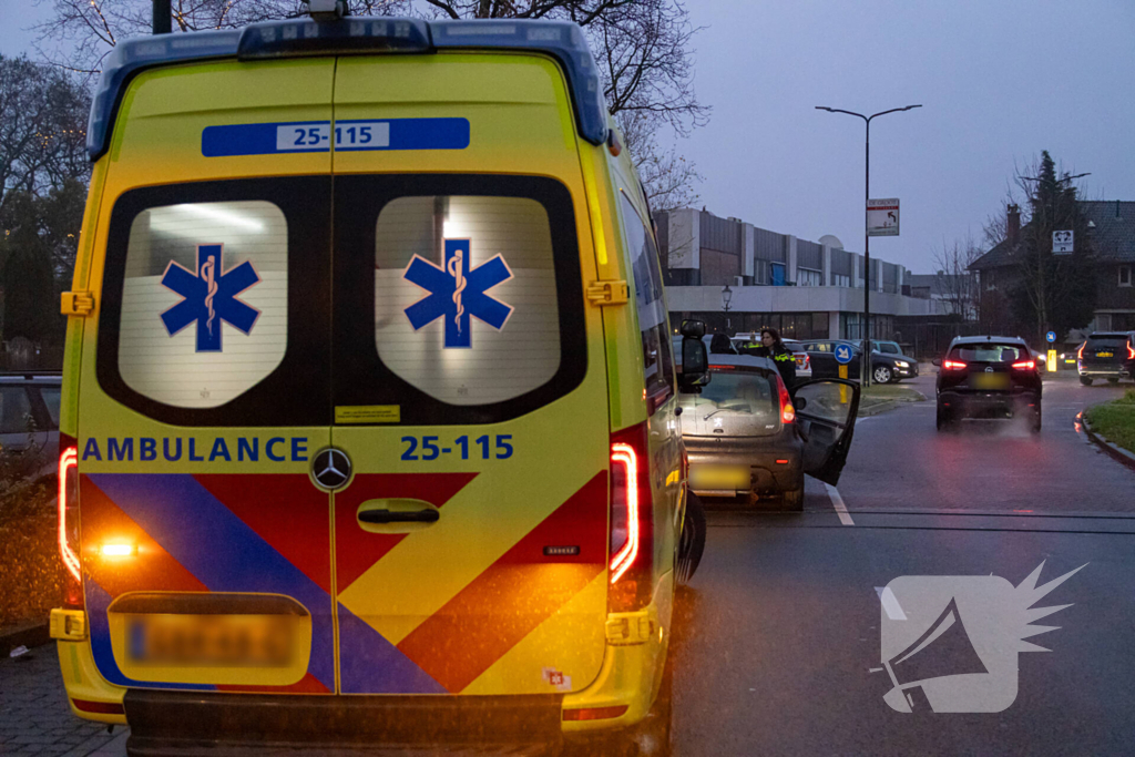 Gewonde nadat auto uit bocht vliegt en tegen boom klapt