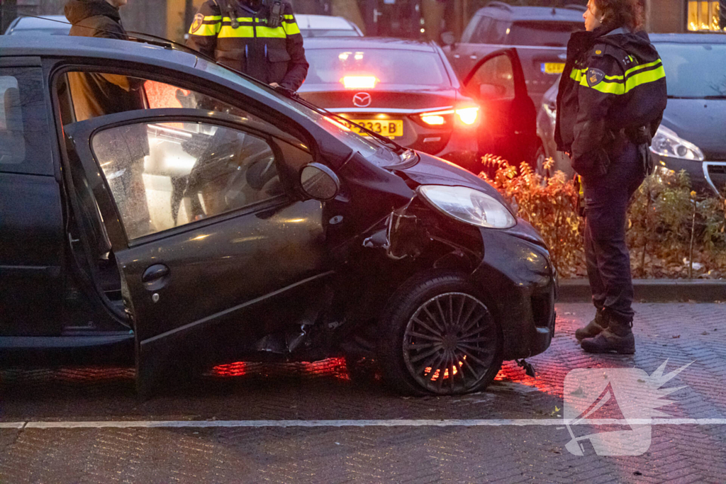 Gewonde nadat auto uit bocht vliegt en tegen boom klapt