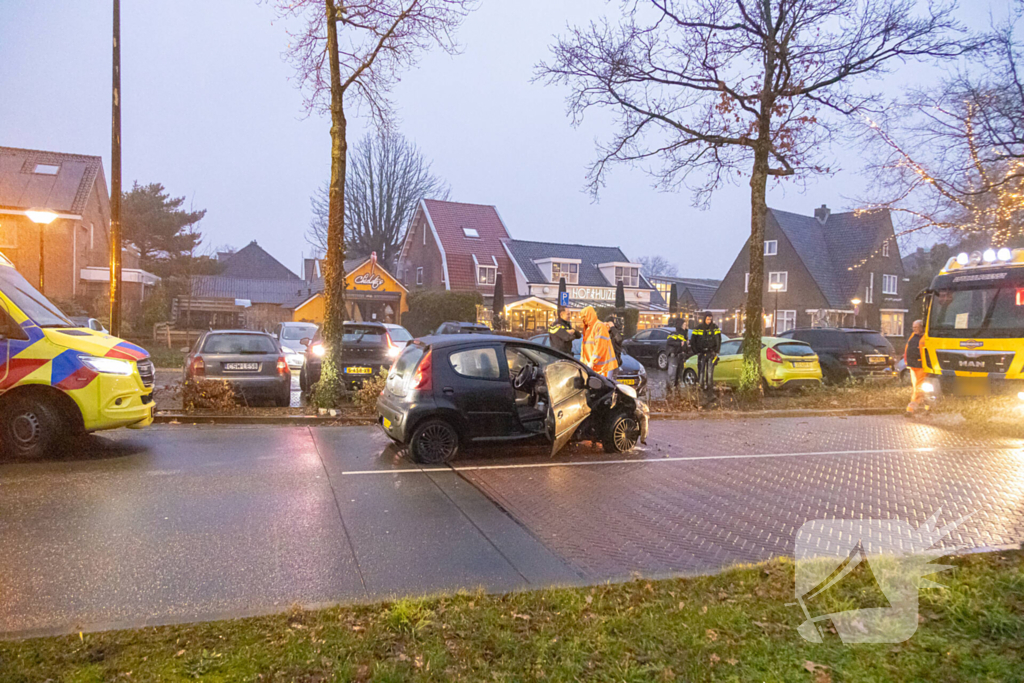 Gewonde nadat auto uit bocht vliegt en tegen boom klapt