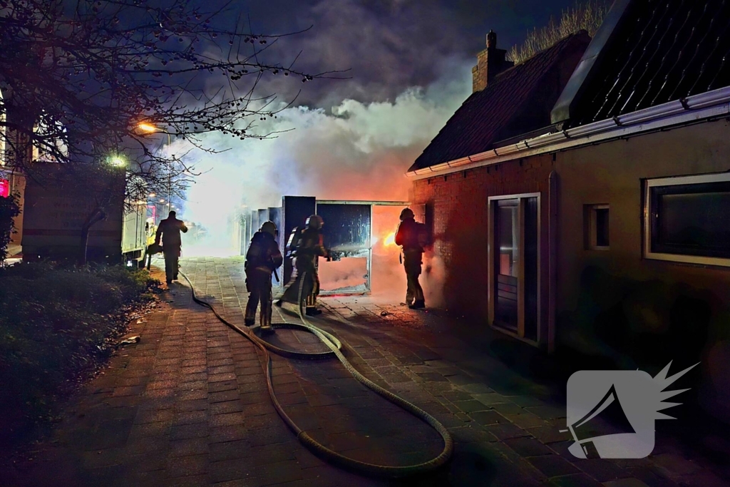 Brand slaat over naar schutting