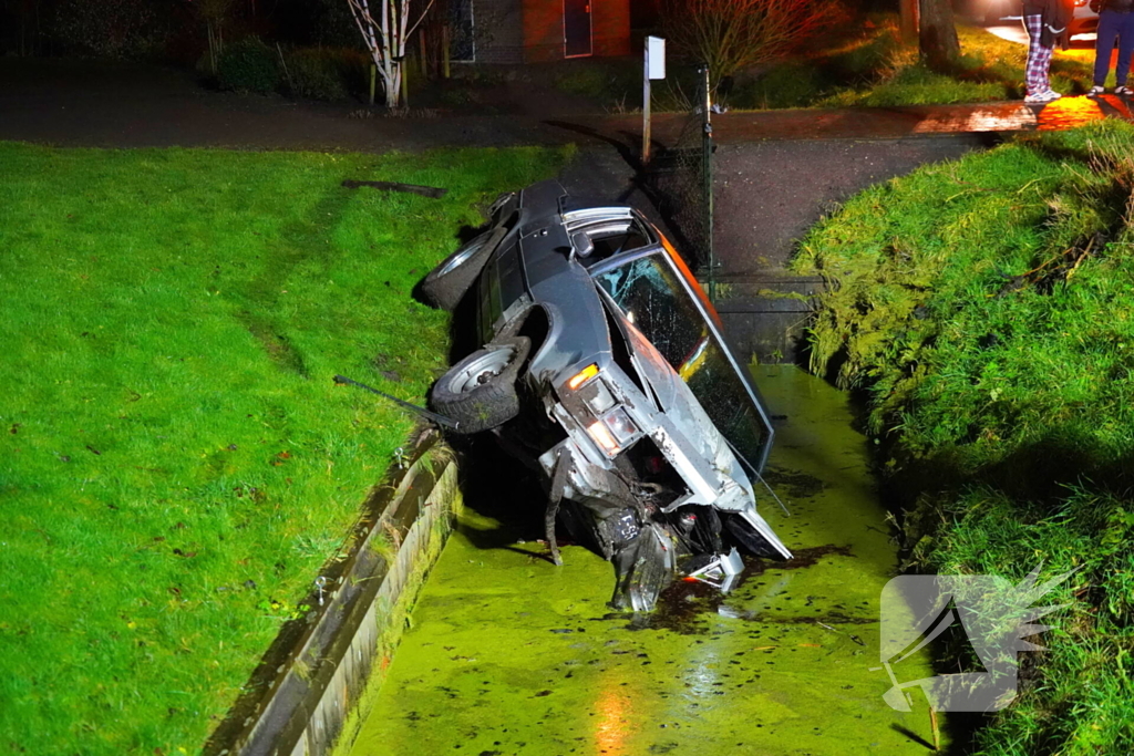 Oldtimer ramt boom en belandt in sloot bij crash