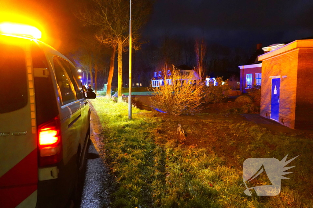 Oldtimer ramt boom en belandt in sloot bij crash