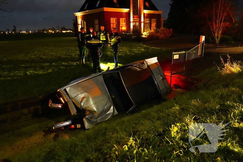 Oldtimer ramt boom en belandt in sloot bij crash