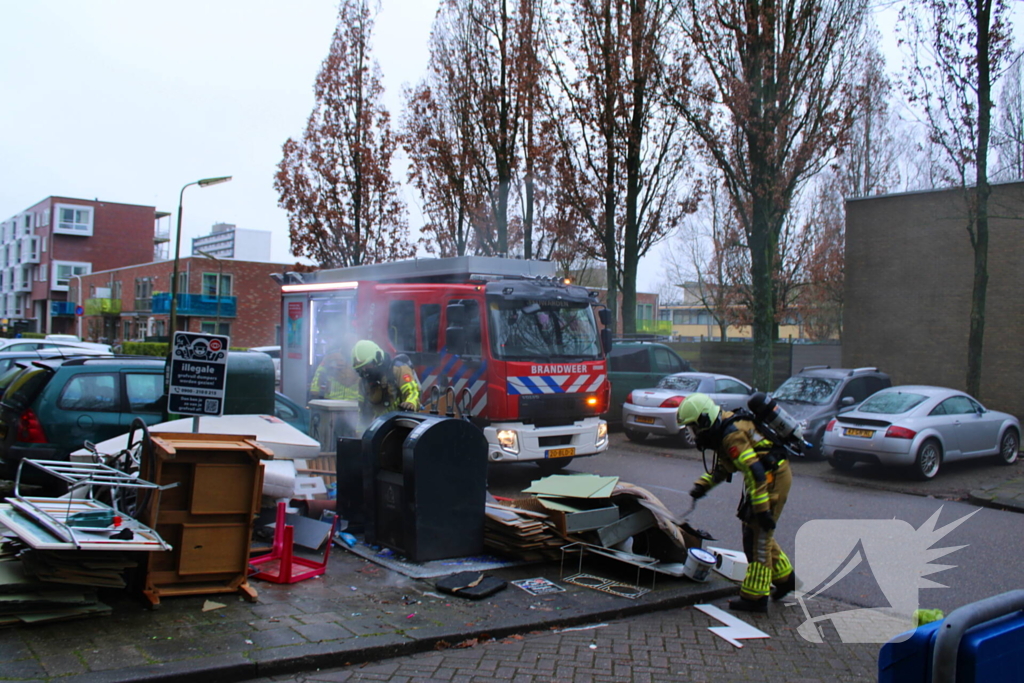 Veel rook bij brand in ondergrondse container