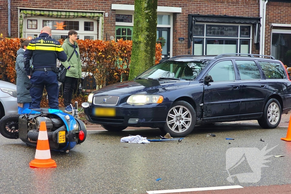 Scooterrijder geschept door automobilist