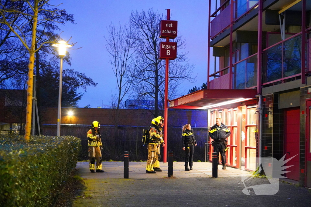 Vuurwerk zet portiek vol rook