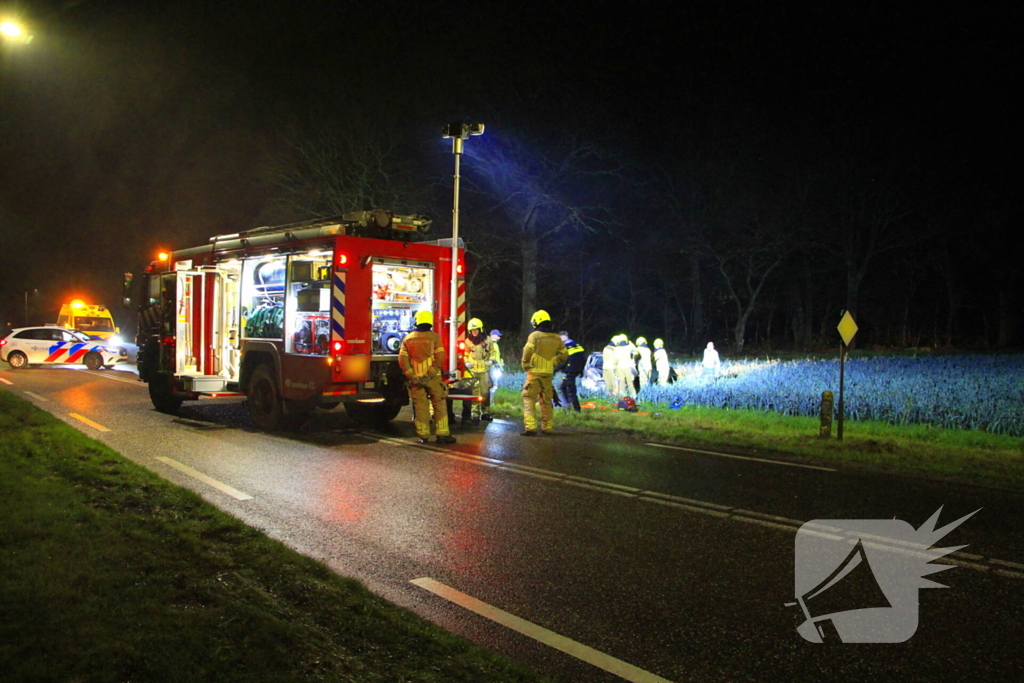 Auto belandt tussen prij door aanrijding